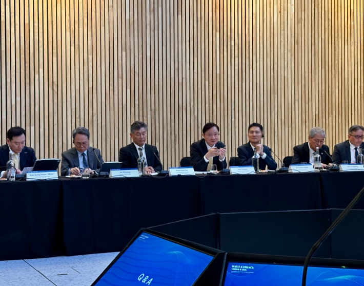 (왼쪽부터) 김성환 한국투자증권 대표, 진옥동 신한금융지주 회장, 박찬구 서울시 정무부시장, 이찬진 금융감독원장, 김한국 국민연금 전략부문장, 임종룡 우리금융지주 회장, 신재욱 NH투자증권 대표가 런던 소재 글로벌 금융회사의 고위급 임원을 대상으로 투자설명회(IR)를 개최했다. 금융감독원 제공 