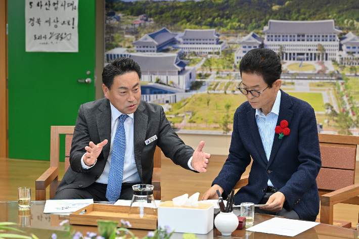 이철우 경북도지사를 만나 사업예산을 설명하고 있는 조주홍 영덕군수(왼쪽). 영덕군 제공