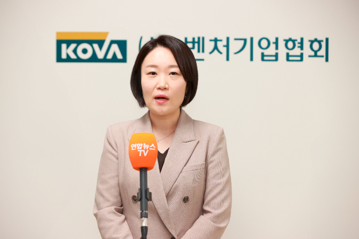 이소영 중소벤처기업부 장관 후보자가 10일 서울특별시 영등포구 벤처기업협회를 찾아 차담회를 마친 뒤 취재진과 질의응답하고 있다. 중소벤처기업부 제공
