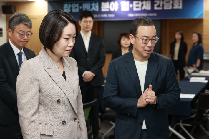 이소영 중소벤처기업부 장관 후보자가 10일 서울특별시 영등포구 벤처기업협회를 방문, 송병준 벤처기업협회 회장을 만나고 있다. 중소벤처기업부 제공