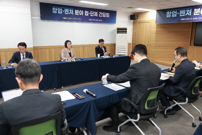 이소영 중소벤처기업부 장관 후보자가 10일 서울특별시 영등포구 벤처기업협회를 방문하여 주요 관계자들과 얘기하고 있다. 중소벤처기업부 제공