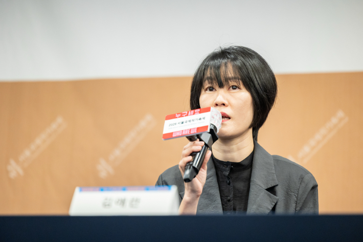 소설가 김애란 작가. 한국문학번역원 제공
