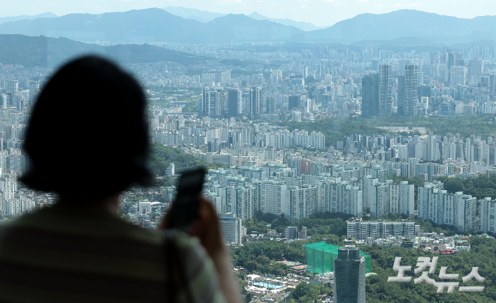 서울 남산타워에서 바라본 아파트 단지의 모습. 류영주 기자