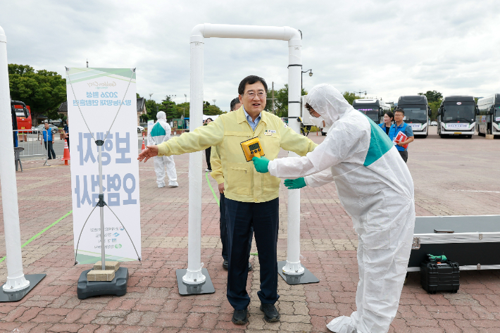 주낙영 경주시장이 10일 경주실내체육관 일원에서 열린 '2026년 월성 방사능방재 연합훈련'에서 방사선 오염검사를 받고 있다. 경주시 제공