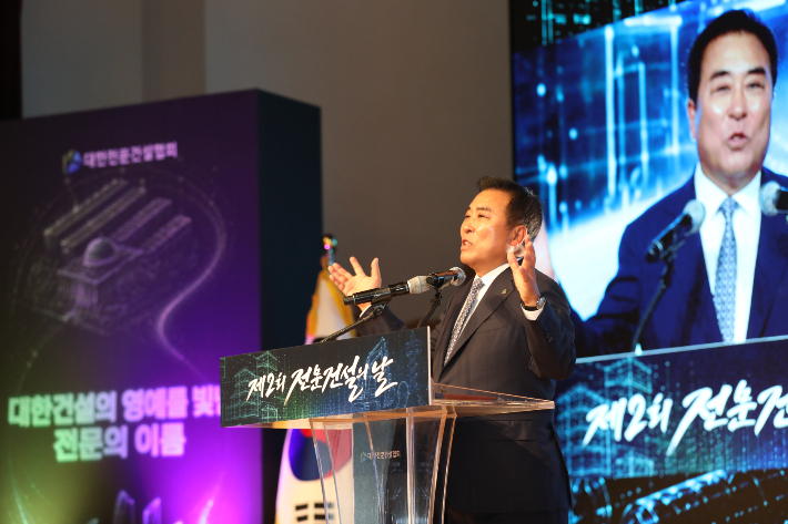기념사 중인 윤학수 대한전문건설협회장. 자료사진