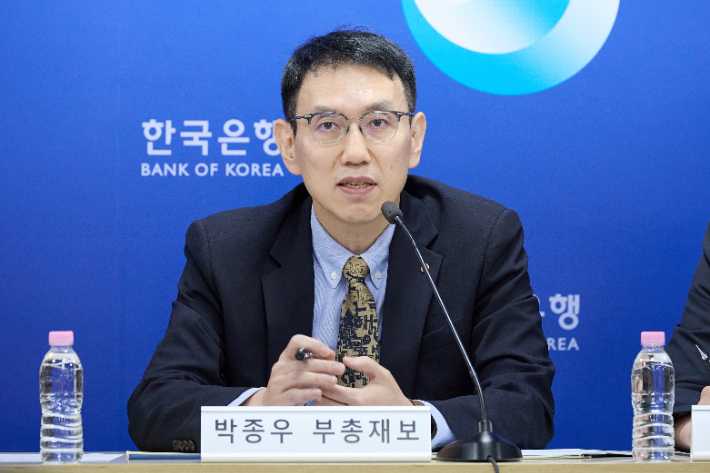 한국은행 박종우 부총재보가 10일 한국은행 기자실에서 통화신용정책 보고서 내용에 대해 설명하고 있다. 한국은행 제공