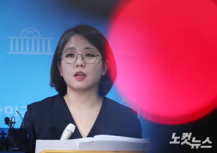 용혜인 성평등가족부 장관 후보자가 10일 국회 소통관에서 의혹과 관련한 입장 발표 후 취재진의 질문에 답하고 있다. 황진환 기자