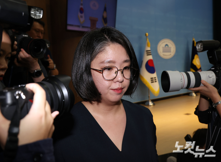 용혜인 성평등가족부 장관 후보자가 10일 국회 소통관에서 의혹과 관련한 입장 발표 후 자리를 뜨고 있다. 황진환 기자