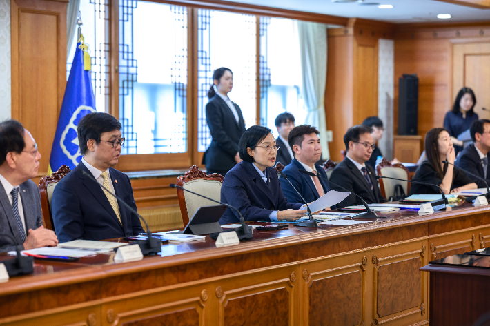 한성숙 국무총리(사진 가운데)가 4일 서울 종로구 정부서울청사에서 열린 국가스포츠정책위원회 회의에서 발언하고 있다. 한 총리 왼쪽은 문체부 최휘영 장관, 오른쪽은 유승민 대한체육회장. 연합뉴스