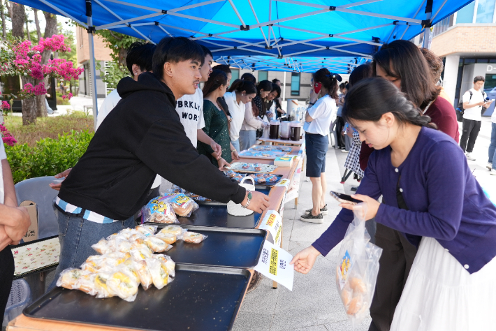 울산과학대학교는 9월 10일 서부캠퍼스 청운국제관 앞 광장에서 네팔 재난 구호 기금 마련을 위한 행사 '네팔을 위한 한 잔의 희망'을 개최했다. 울산과학대 제공