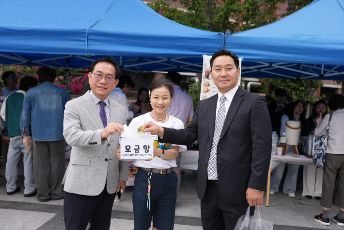 네팔을 위한 한 잔의 희망 행사에서는 음료 수익금을 기부하는 나눔카페와 자율 기부를 받는 희망 모금함 등으로 진행됐다. 울산과학대학교 제공