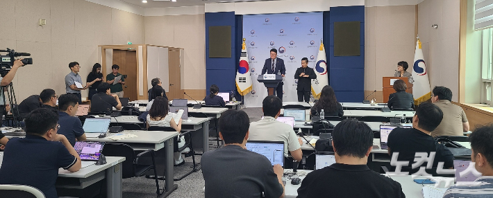 문체부 김대현 제2차관이 2일 정부서울청사에서 열린 국가스포츠정책위원회 사전브리핑에서 답변하고 있다. 동규기자