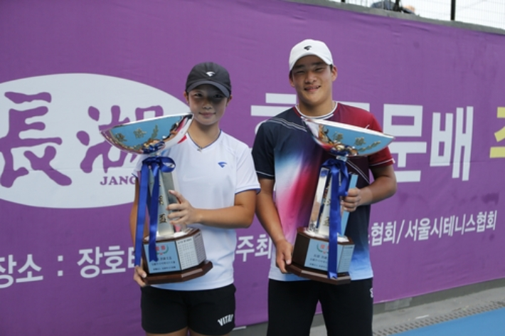 지난해 장호 홍종문배 주니어 테니스 대회 우승을 차지한 고민호(오른쪽), 이서아. 장호테니스재단 