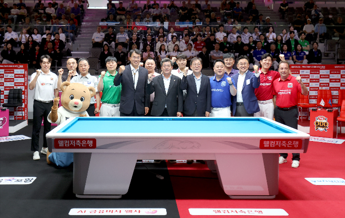 PBA 팀 리그 10개 구단 팀 리더와 포항시 관계자 등이 10일 경상북도 포항종합운동장 실내체육관에서 열린 대회 개막식서 기념 촬영을 하고 있다. PBA 