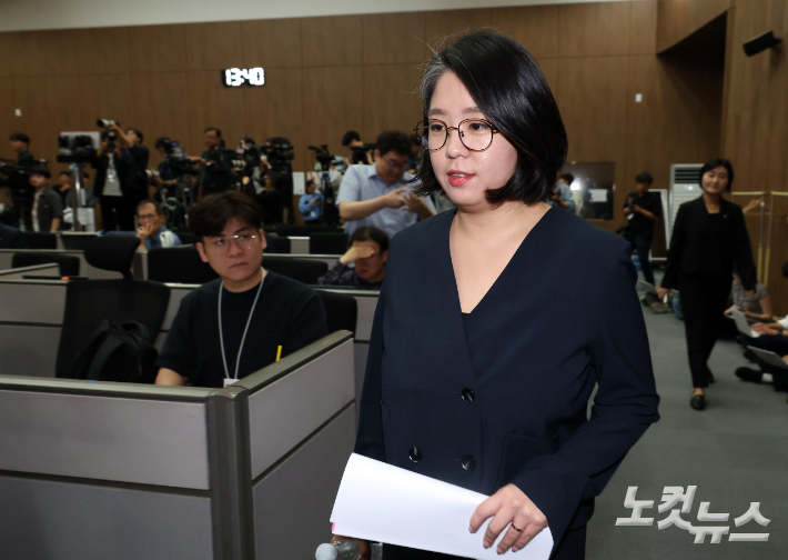 용혜인 성평등가족부 장관 후보자가 10일 국회 소통관에서 입장 발표를 하기 위해 입장하고 있다. 황진환 기자