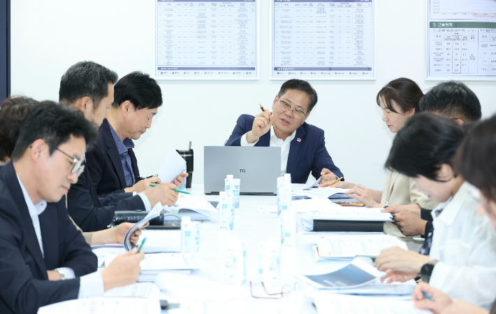 조지훈 전주시장은 10일 부시장과 실·국장 13명, 연구원 등이 참석한 가운데 인구감소 위기 대응 토론회를 주재하고 전주 인구 감소의 원인과 해법을 논의했다. 전주시 제공