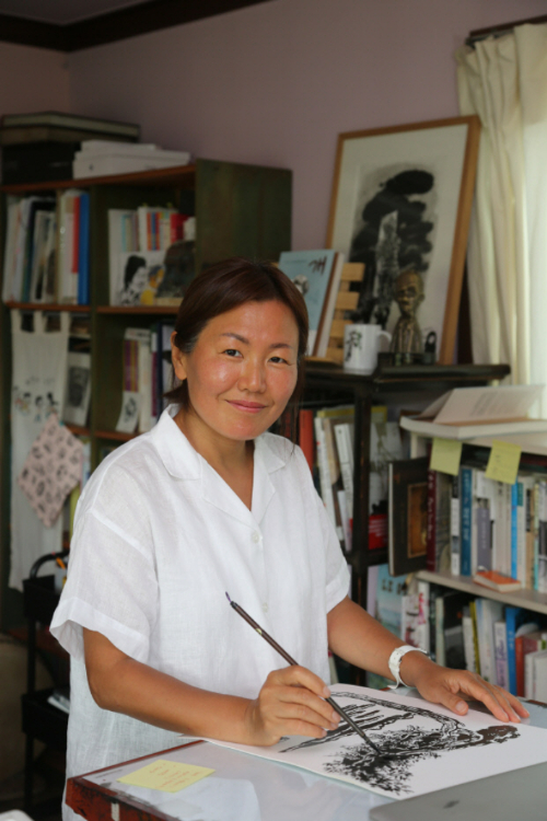 2021년 당시 독자들의 북 펀딩으로 신작 '개'를 펴낸 김금숙 작가. 작가 제공