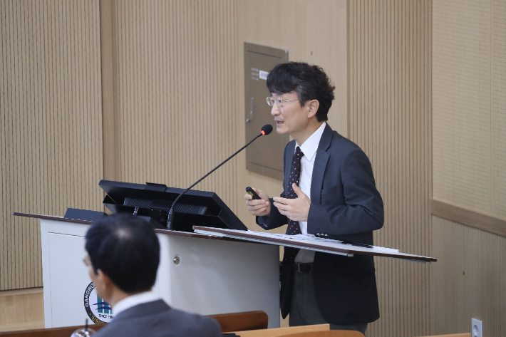 이제영 가톨릭관동대 교수가 강원언론의 역할과 가치를 주제로 발제를 진행하고 있다. 강원기자협회 제공 