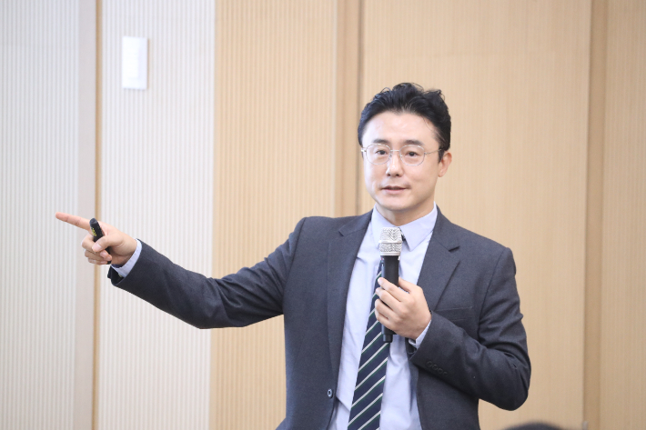 김인성 MBC강원영동 취재팀장이 '강원 언론의 역할과 가치를 다시 묻다: 시·공간의 기록자'를 주제로 발제를 진행했다. 강원기자협회 제공 