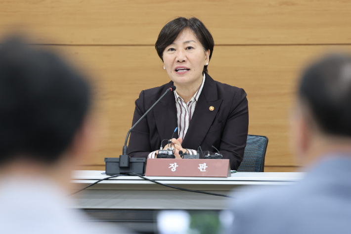 송미령 농림축산식품부 장관이 10일 세종시 정부세종청사에서 열린 기자간담회에서 내년 예산안, 농촌 분야 추석 민생 안정 대책 등 현안에 대한 질문에 답하고 있다. 연합뉴스