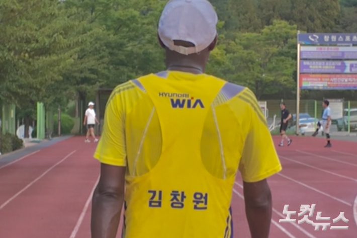 '러닝 인터뷰' 당시 몸 풀고 있는 김창원 고수. 이우섭 기자