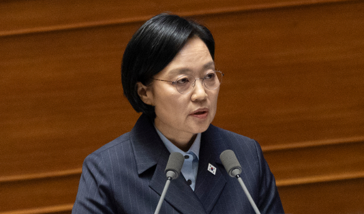 한성숙 국무총리가 10일 국회에서 열린 제439차 정기회 6차 본회의 외교ㆍ통일ㆍ안보 분야 대정부 질문에 출석해 국민의힘 김석기 의원의 질의에 답하고 있다. 연합뉴스