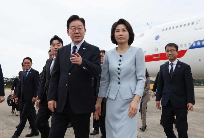 프랑스 국빈 방문 일정을 마치고 귀국한 이재명 대통령과 김혜경 여사가 10일 성남 서울공항에서 이동하고 있다. 연합뉴스