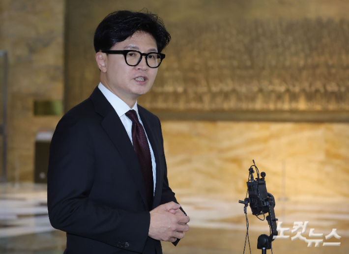 무소속 한동훈 의원이 9일 국회 본회의장 앞에서 김승원 법무부 장관 후보자 의혹 관련 브리핑을 하고 있다. 황진환 기자