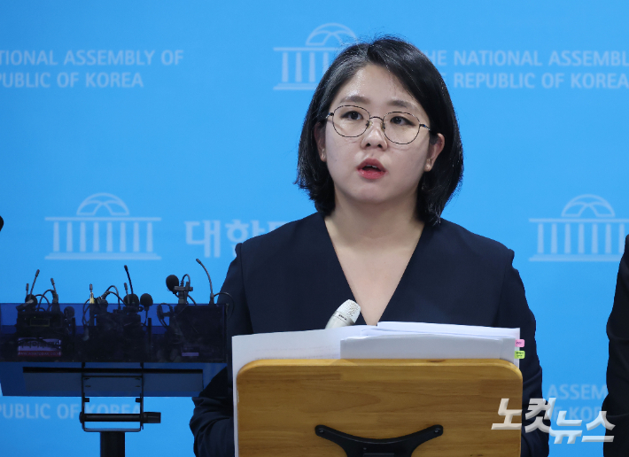 용혜인 성평등가족부 장관 후보자가 10일 국회 소통관에서 의혹과 관련한 입장 발표 후 취재진의 질문에 답하고 있다. 황진환 기자