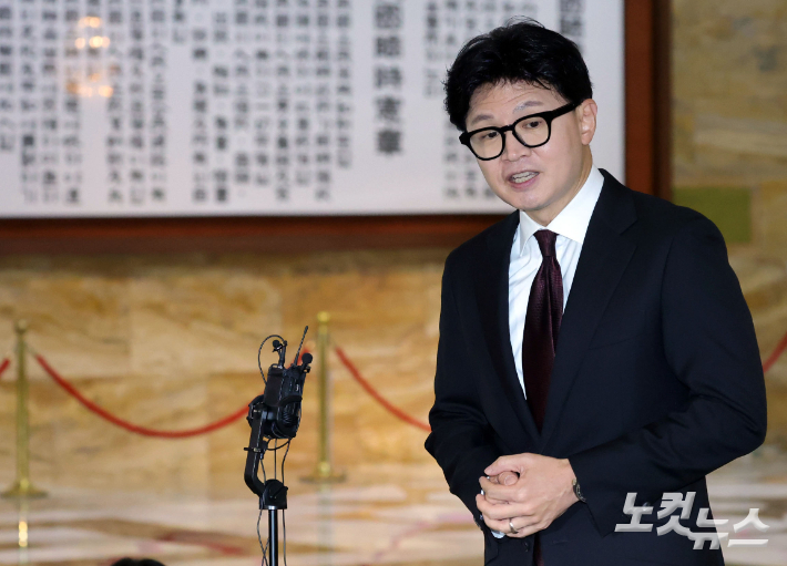 무소속 한동훈 의원이 9일 국회 본회의장 앞에서 김승원 법무부 장관 후보자 의혹 관련 브리핑을 하고 있다. 황진환 기자