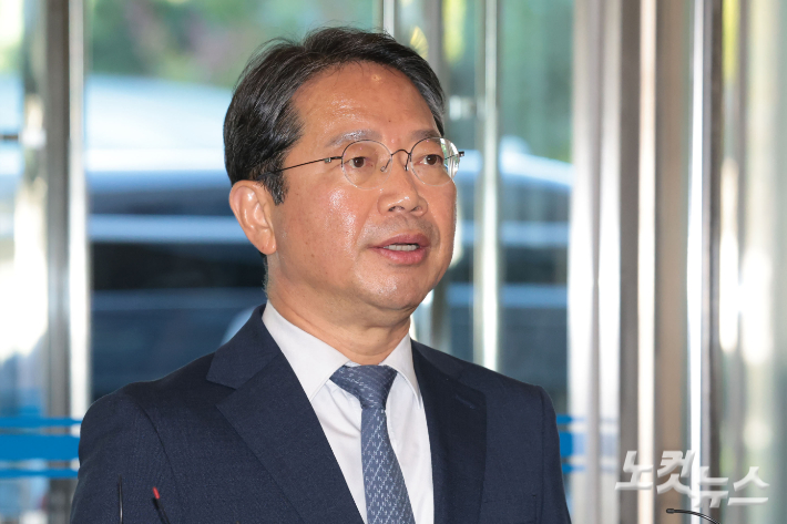 김승원 법무부 장관 후보자가 7일 오전 서울 종로구 적선현대빌딩에 마련된 인사청문회 준비 사무실로 출근하며 취재진의 질문에 답변하고 있다. 류영주 기자