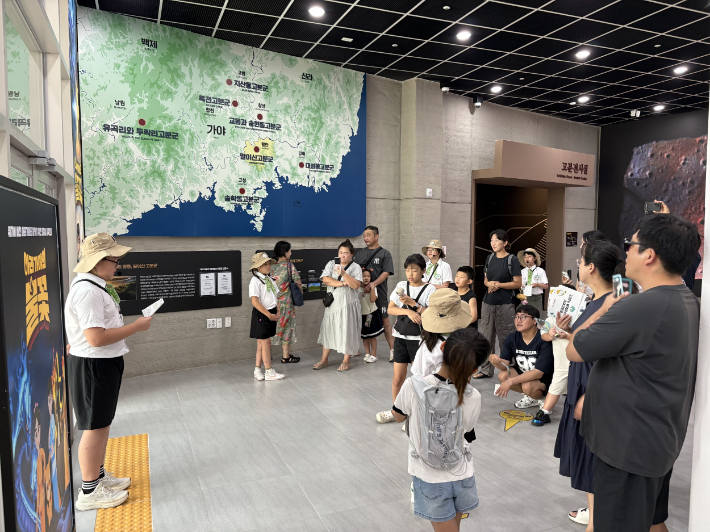 어린이 해설사가 관람객들에게 쉽고 재미있는 해설을 제공했다. 함안군 제공 