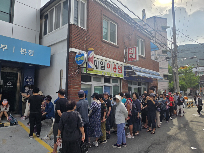 지류형 누비전을 구매하기 위해 판매대행 금융기관을 찾은 시민들이 길게 줄을 서 있다. 창원시 제공 