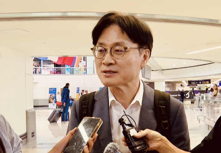 김정관 산업통상부 장관이 10일(현지시간) 미국 뉴욕 인근 뉴어크 공항에 도착, 기자들의 질문에 답하고 있다. 연합뉴스