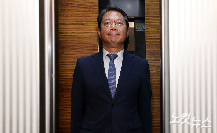 김승원 법무부 장관 후보자가 7일 오전 서울 종로구 적선현대빌딩에 마련된 인사청문회 준비 사무실로 출근하고 있다. 류영주 기자