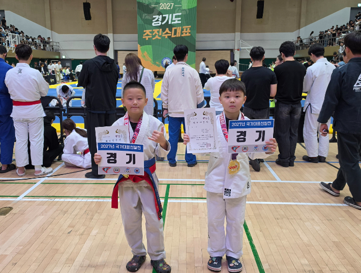 이날 대회에서 경기도대표(금메달)에 오른 안양 옥타곤멀티짐 최승혁(U12, -32kg, 안양동초) 군과 김포 ASM팀토마 본관 박진우(U10, -32kg, 김포 하늘빛초) 군. 독자 제공