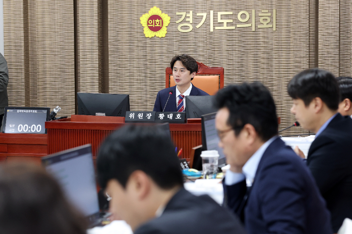제11대 경기도의회 하반기 문화체육관광위원회를 이끈 황대호 의원은 취임 직후 여야를 떠나 좌석을 섞어 앉히는 등 협치 행보를 보였다. 경기도의회 제공