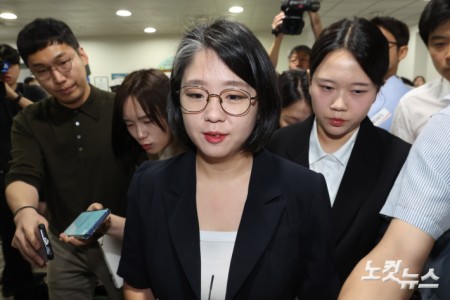 용혜인 성평등가족부 장관 후보자가 13일 서울 여의도 국회 소통관에서 사퇴 발표 기자회견을 마치고 이동하고 있다.