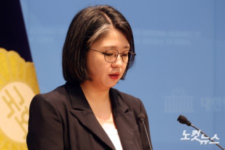 용혜인 성평등가족부 장관 후보자가 13일 서울 여의도 국회 소통관에서 사퇴 발표 기자회견을 하고 있다.