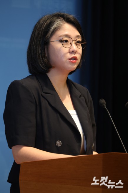 용혜인 성평등가족부 장관 후보자가 13일 서울 여의도 국회 소통관에서 사퇴 발표 기자회견을 하고 있다.