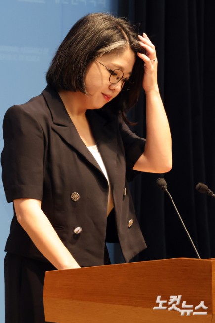용혜인 성평등가족부 장관 후보자가 13일 서울 여의도 국회 소통관에서 사퇴 발표 기자회견을 하고 있다.