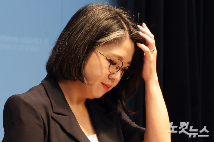 용혜인 성평등가족부 장관 후보자가 13일 서울 여의도 국회 소통관에서 사퇴 발표 기자회견을 하고 있다. 윤창원 기자