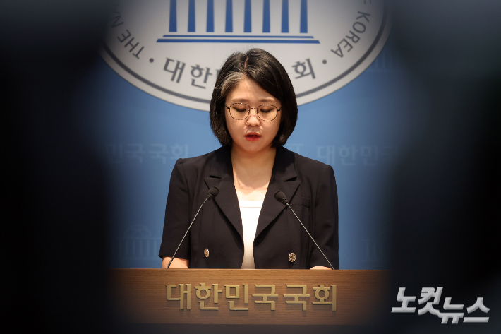 용혜인 성평등가족부 장관 후보자가 13일 서울 여의도 국회 소통관에서 사퇴 발표 기자회견을 하고 있다. 윤창원 기자