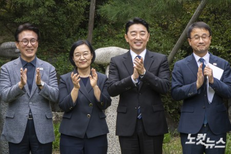 한성숙 국무총리가 2026년 9월 13일 서울 종로구 삼청동 국무총리 서울공관에서 열린 고위당정협의회에서 더불어민주당 김민석 대표, 강훈식 대통령비서실장 등 참석자들과 기념 촬영을 하고 있다.