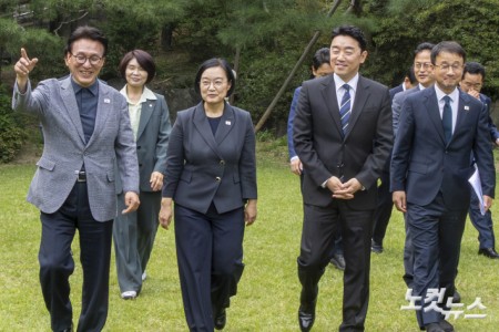 13일 서울 종로구 삼청동 총리공관에서 열린 고위당정협의회에서 한성숙 국무총리와 더불어민주당 김민석 대표, 한병도 원내대표, 강훈식 대통령비서실장 등 참석자들이 기념촬영을 마치고 회의장으로 향하고 있다.