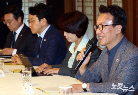 발언하는 더불어민주당 김민석 대표