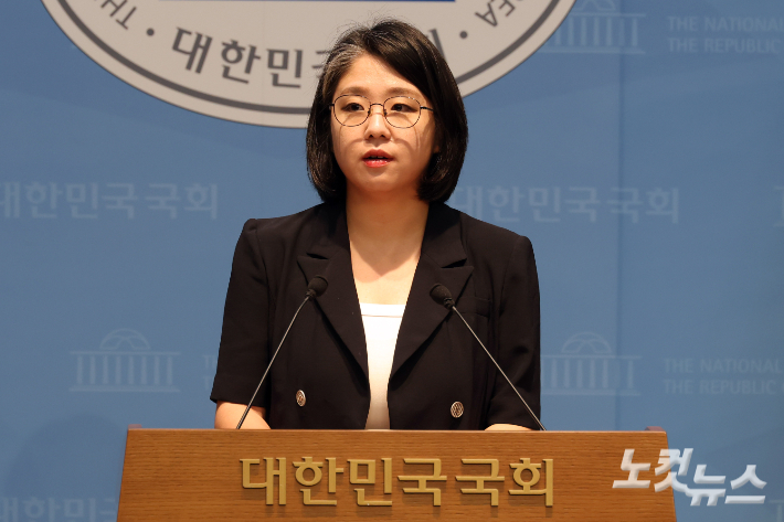 용혜인 성평등가족부 장관 후보자가 13일 서울 여의도 국회 소통관에서 사퇴 발표 기자회견을 하고 있다. 윤창원 기자