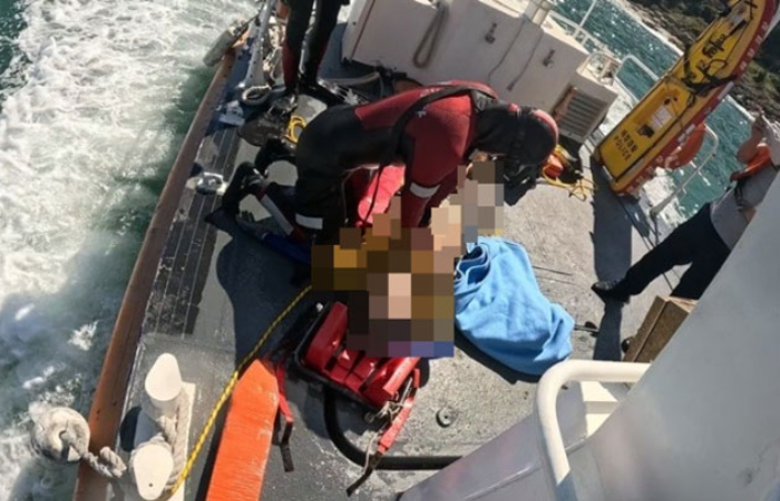 13일 오후 부산 이기대 앞바다에 빠진 A씨를 구조한 해경이 심폐소생술을 하고 있다. 부산해경 제공