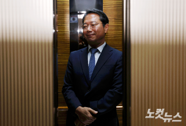 김승원 법무부 장관 후보자가 서울 종로구 적선현대빌딩에 마련된 인사청문회 준비 사무실로 출근하고 있다. 류영주 기자