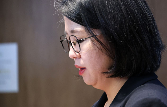 용혜인 성평등가족부 장관 후보자가 13일 국회 소통관에서 후보직 자진 사퇴 기자회견 도중 잠시 생각에 잠겨 있다. 연합뉴스